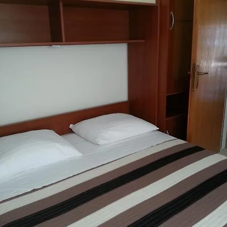 Dekovic Apartamento Turanj